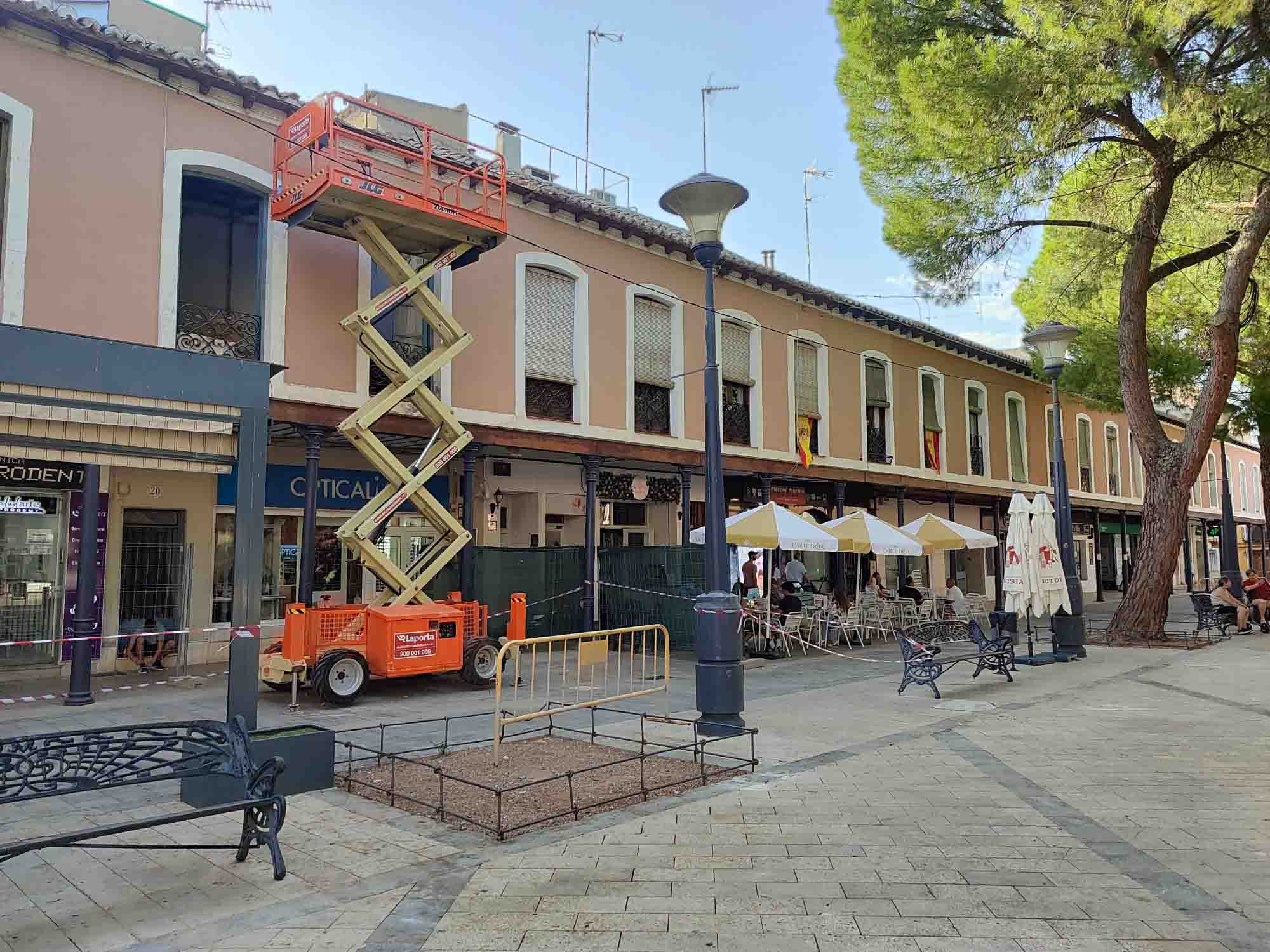 Plataforma de tijera diésel de Laporta junto a una fachada