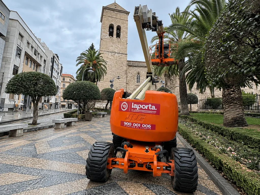 Plataforma elevadora articulada eléctrica en alquiler - Laporta