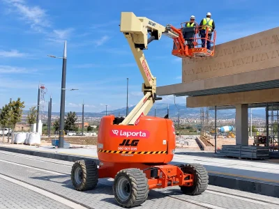 Plataforma elevadora articulada diésel en alquiler - Laporta