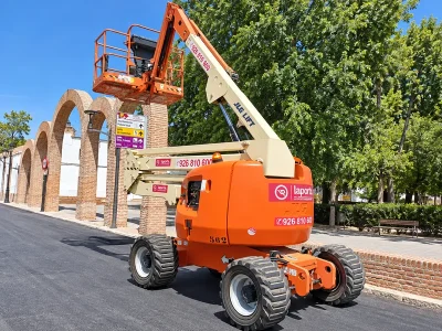 Plataforma elevadora articulada eléctrica en alquiler - Laporta