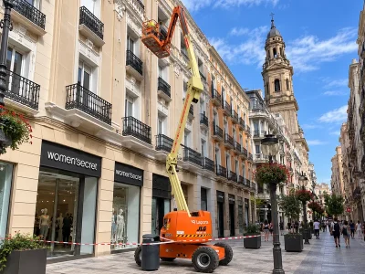 Plataforma elevadora articulada eléctrica en alquiler - Laporta