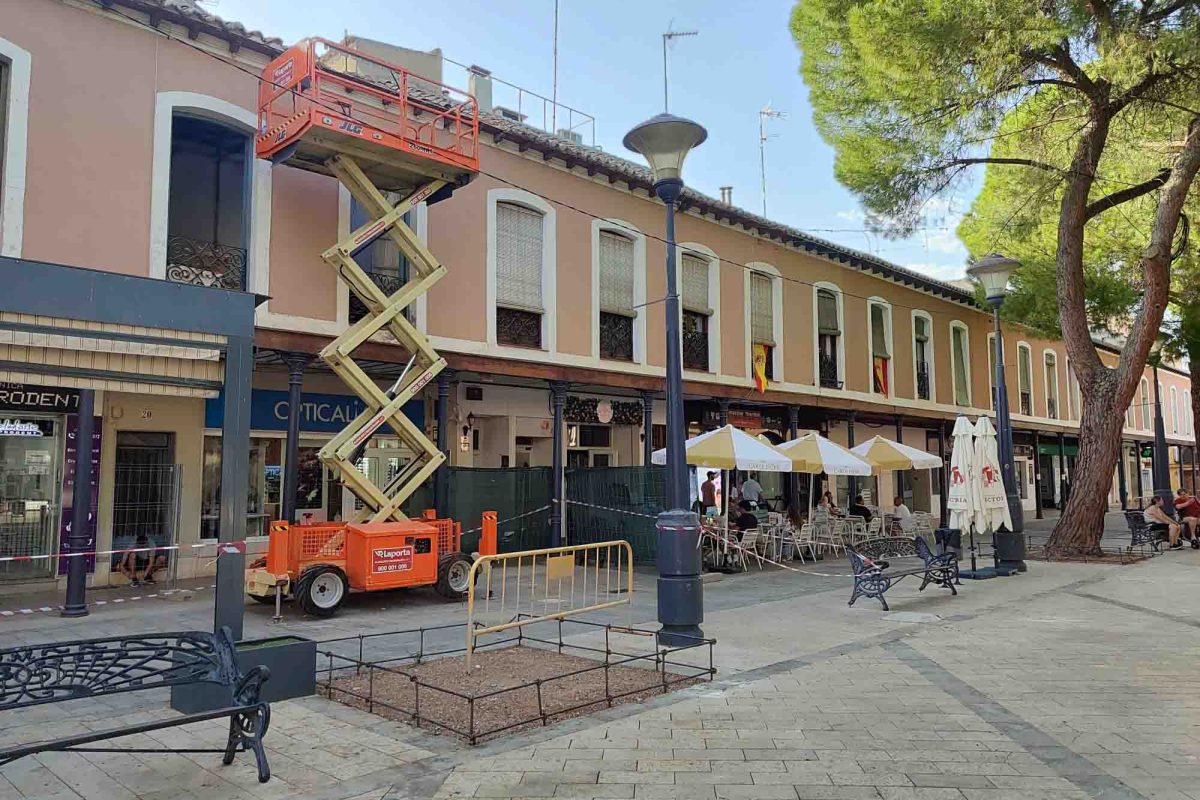 Plataforma de tijera diésel de Laporta junto a una fachada